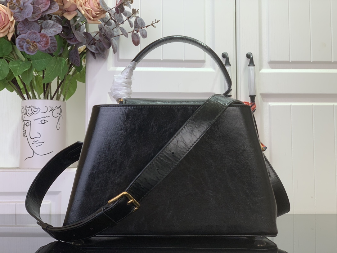 LV CAPUCINES SOUPLE Medium Handbag