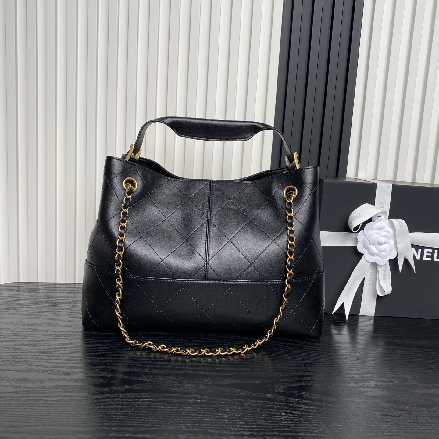 Chanel 25A Métiers d'Art hobo bag